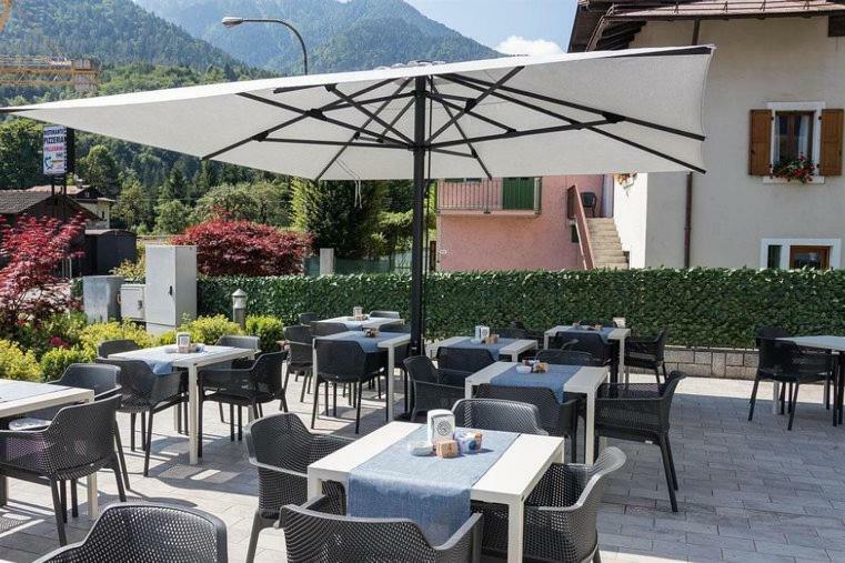 Hotel Milano Tione di Trento Ngoại thất bức ảnh